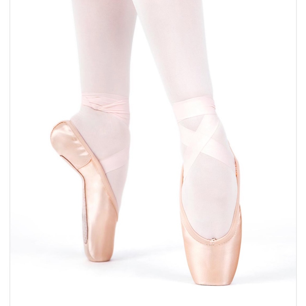 New in box, Capezio Phoenix Strong Shank Pointe Shoe, size 9 Narrow